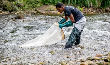 Alunos da rede estadual analisam a qualidade da água que abastece a população fluminense e aprendem sobre educação ambiental
