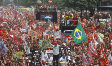 Em virada histórica, Lula vence disputa e é reeleito presidente do Brasil