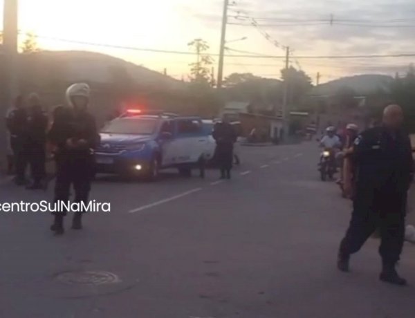 Uma ação da Polícia Militar terminou com a morte de um suspeito na tarde desta segunda-feira (04), no bairro Habitat, em Três Rios (RJ).