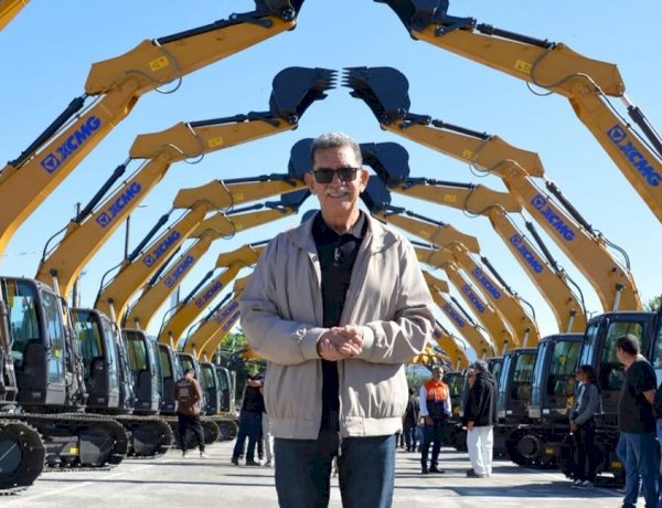 Levy Gasparian recebe mais uma escavadeira através do Programa Inova