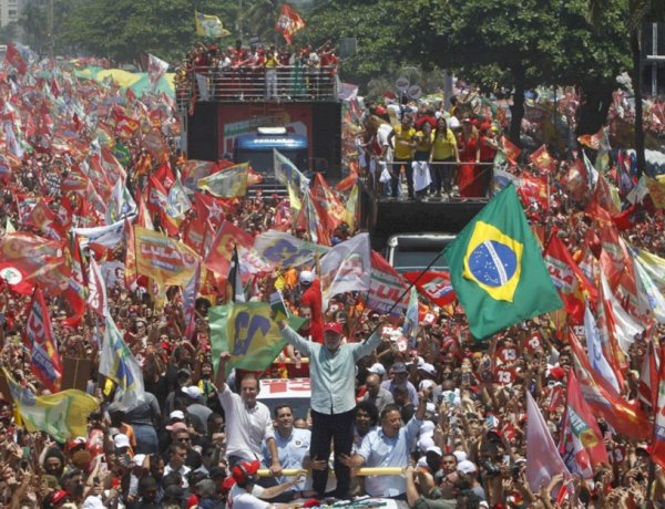 Em virada histórica, Lula vence disputa e é reeleito presidente do Brasil