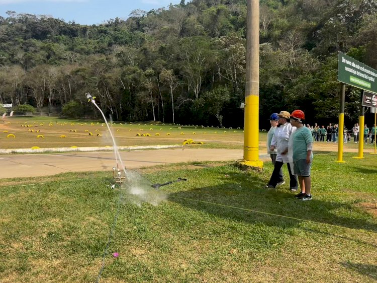Feirinha de Itaipava acolhe 1ª Olimpíada Interna de Foguetes do Colégio Montês