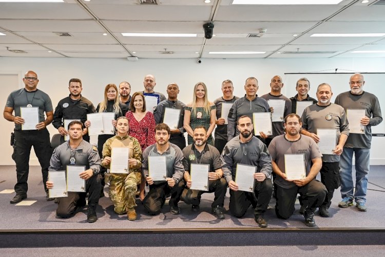 ALERJ homenageia policiais civis que atuaram em resgates nas enchentes no Rio Grande do Sul