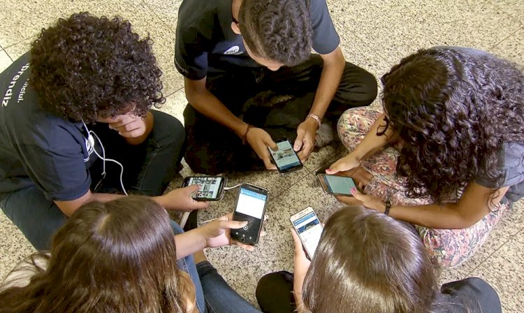 Volta às aulas sem celular: saiba como vai funcionar a nova lei