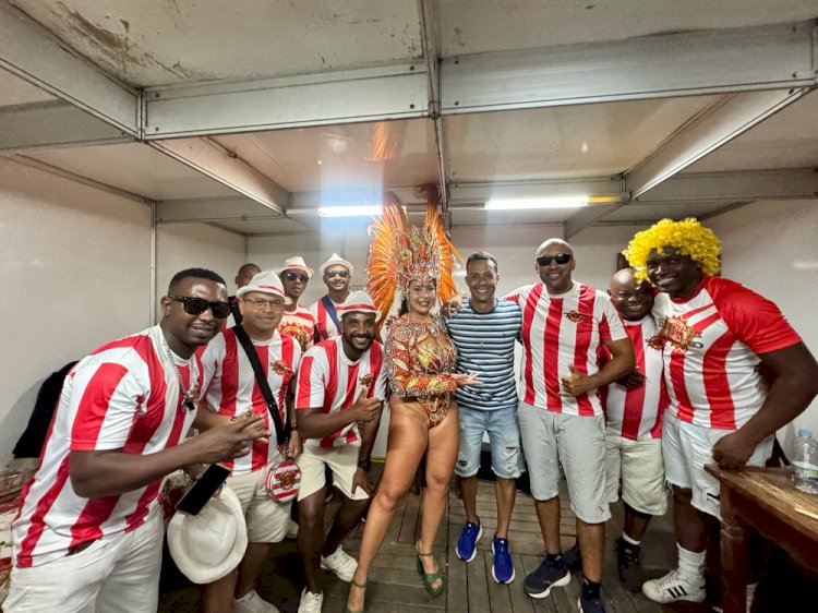 Foliões curtem o Carnaval de Santana do Deserto