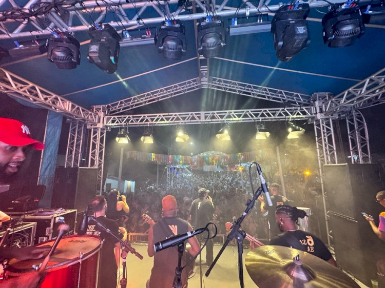 Foliões curtem o Carnaval de Santana do Deserto