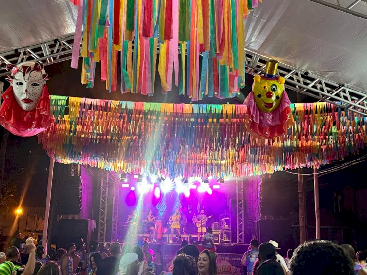 Foliões curtem o Carnaval de Santana do Deserto