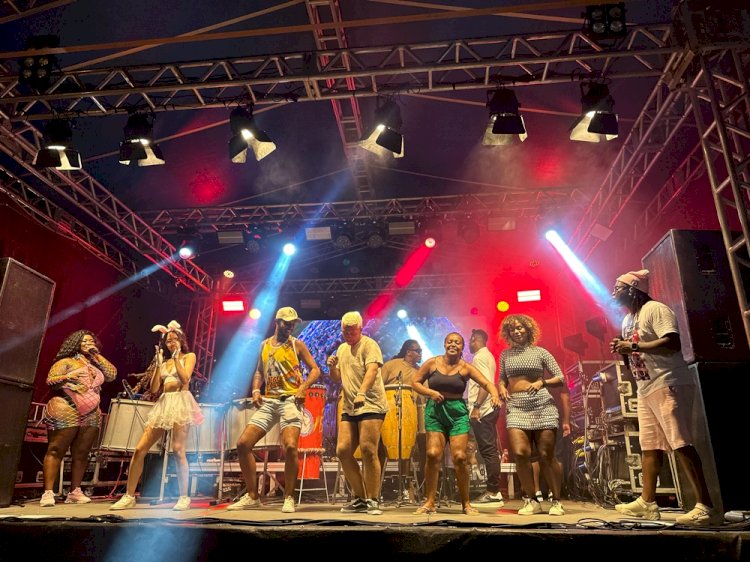 Foliões curtem o Carnaval de Santana do Deserto