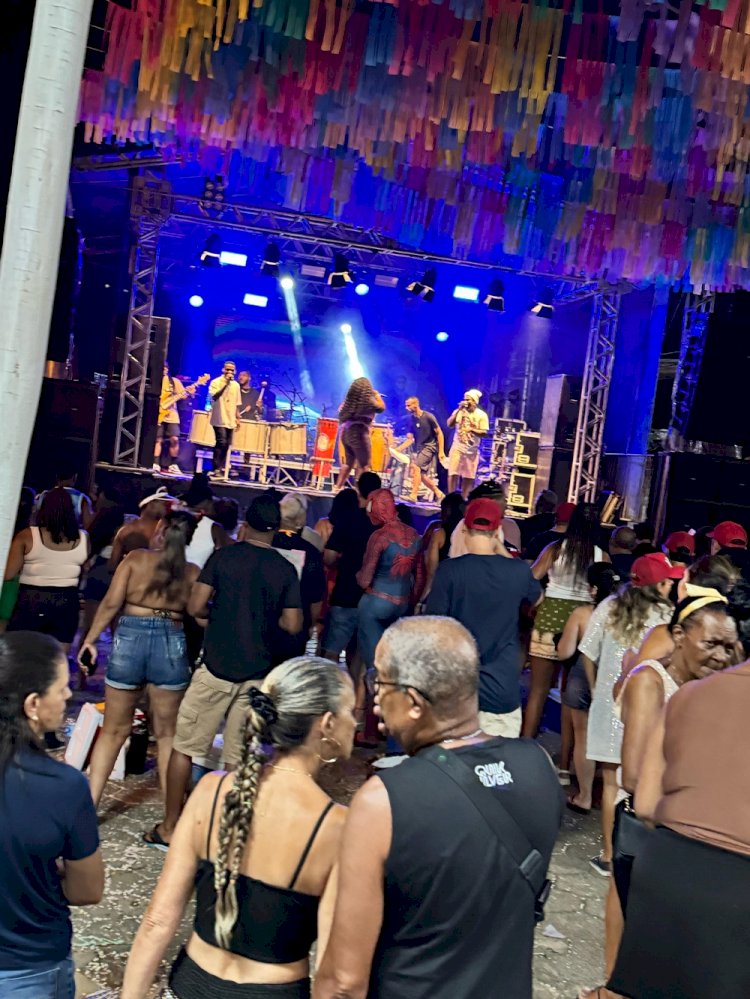 Foliões curtem o Carnaval de Santana do Deserto