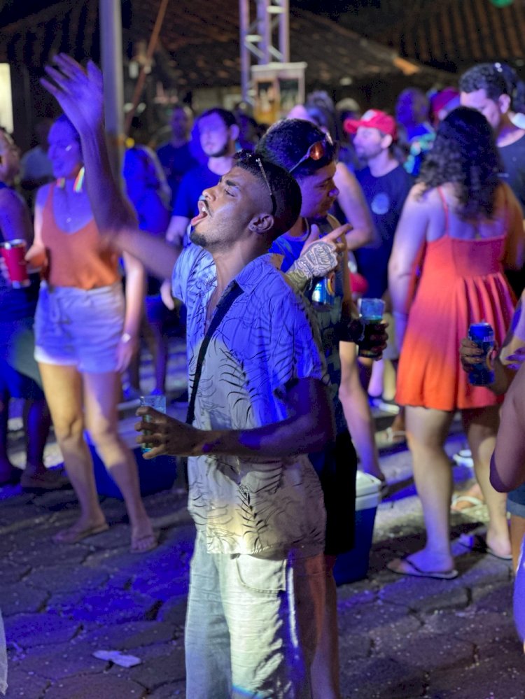 Foliões curtem o Carnaval de Santana do Deserto