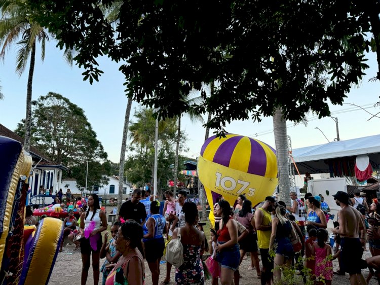 Foliões curtem o Carnaval de Santana do Deserto