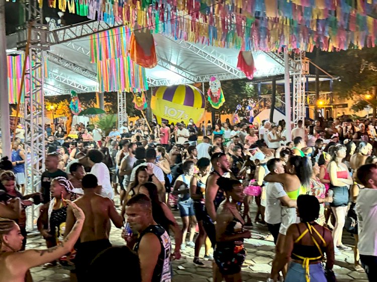 Foliões curtem o Carnaval de Santana do Deserto