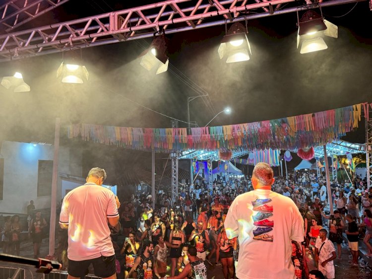 Foliões curtem o Carnaval de Santana do Deserto