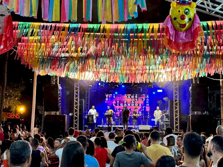 Foliões curtem o Carnaval de Santana do Deserto