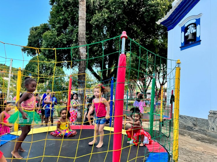 Foliões curtem o Carnaval de Santana do Deserto