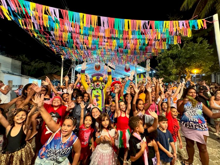 Foliões curtem o Carnaval de Santana do Deserto