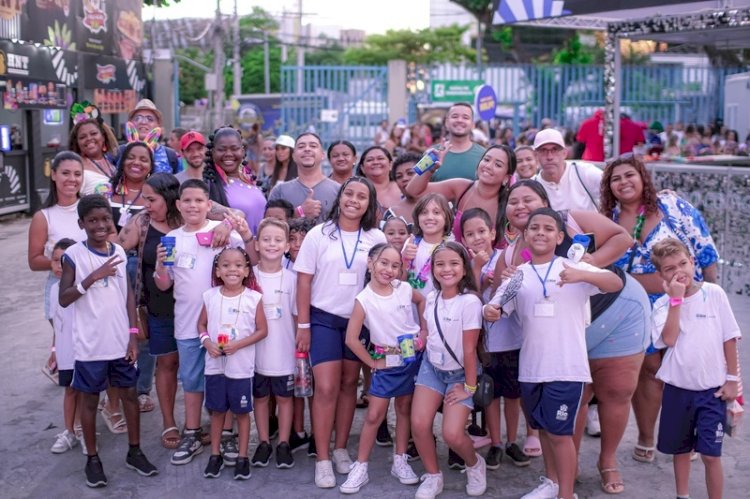 Alunos da rede carioca de ensino curtem o Carnaval com muito samba no pé