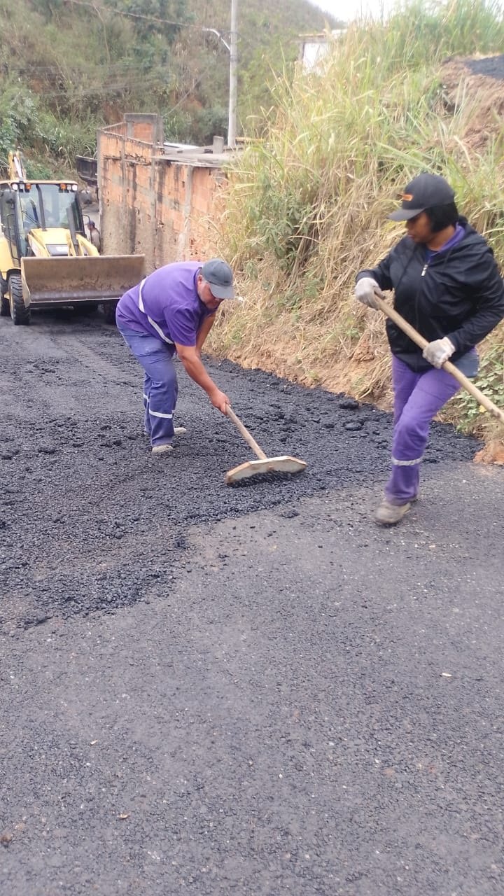 Asfalto avança no bairro Santa Rita da Dutra, na Região Leste
