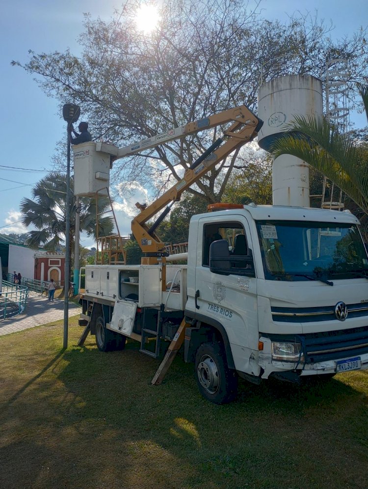 Prefeitura de Três Rios investe em iluminação pública para garantir mais segurança à população.