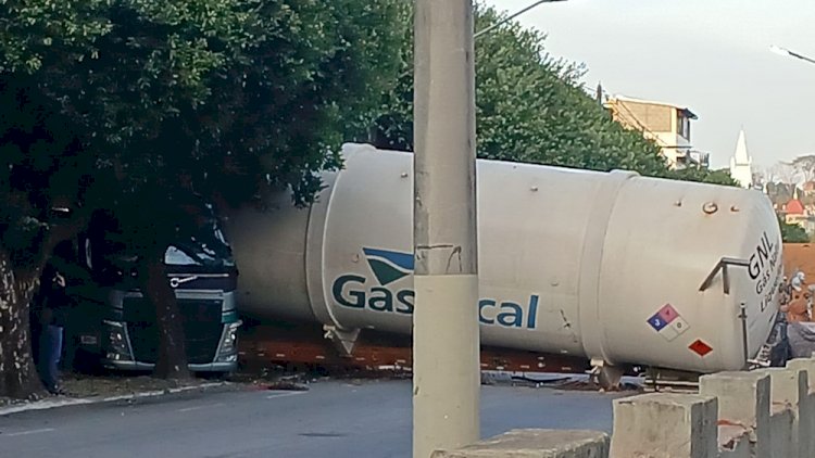 Carreta não consegue atravessar a tempo e é colidida por Trem na travessia da linha férrea em Paraíba do Sul