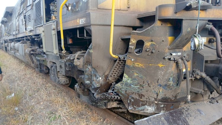 Carreta não consegue atravessar a tempo e é colidida por Trem na travessia da linha férrea em Paraíba do Sul