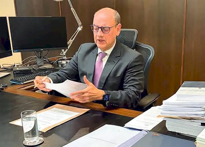 Governador Interino do Rio de Janeiro, Ricardo Couto afasta aliados de Cláudio Castro e promove mudanças no alto escalão.