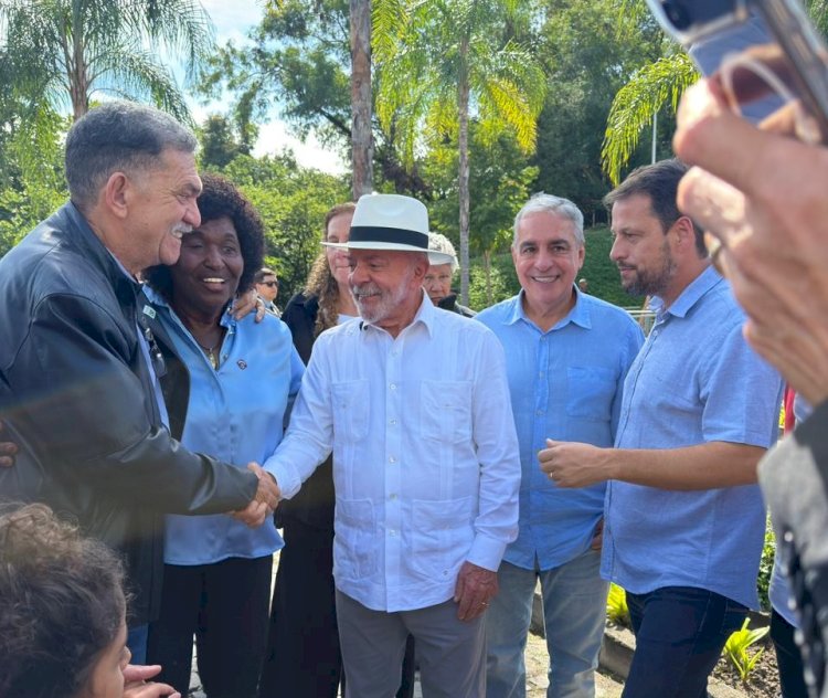 Levy Gasparian recebeu das mãos do presidente Lula uma Van e um Ônibus zero quilômetro para reforçar a saúde gaspariense na manhã deste sábado