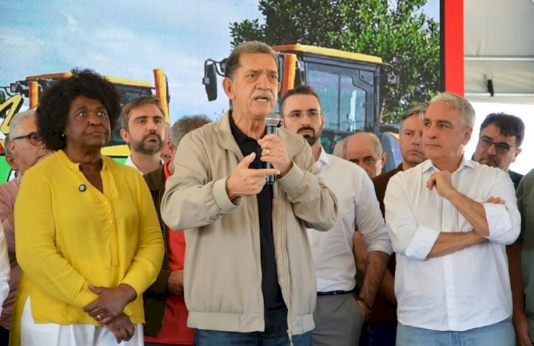 Levy Gasparian recebe mais uma escavadeira através do Programa Inova