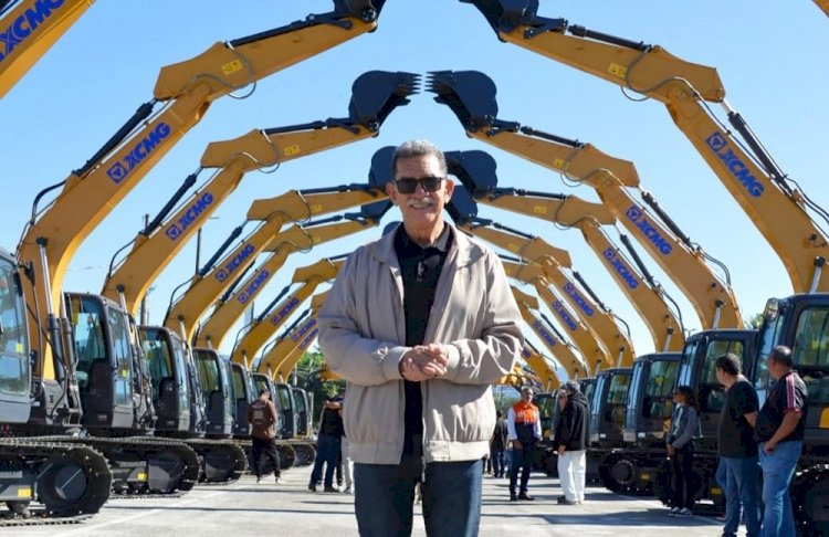 Levy Gasparian recebe mais uma escavadeira através do Programa Inova