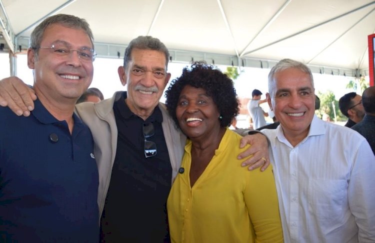 Levy Gasparian recebe mais uma escavadeira através do Programa Inova