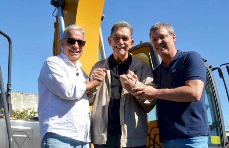 Levy Gasparian recebe mais uma escavadeira através do Programa Inova
