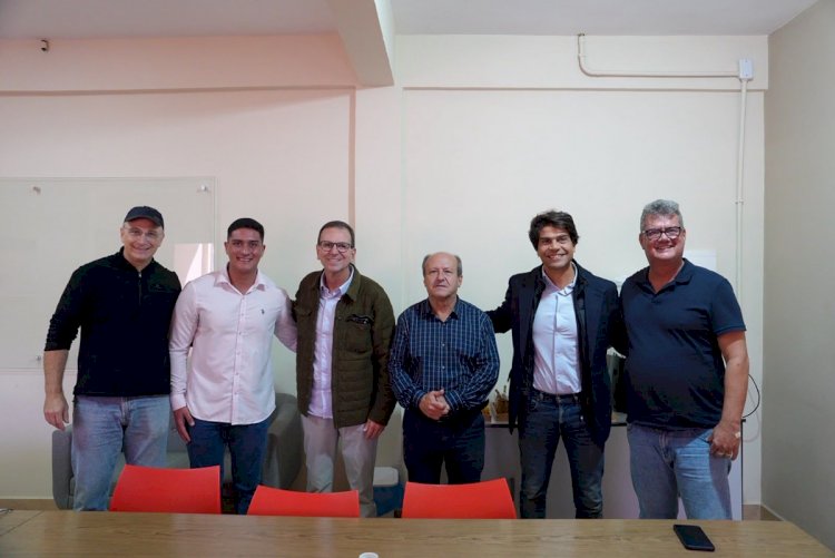 Eduardo Paes visita granja em São José do Vale do Rio Preto, se reúne com lideranças locais e recebe título de cidadania em Teresópolis