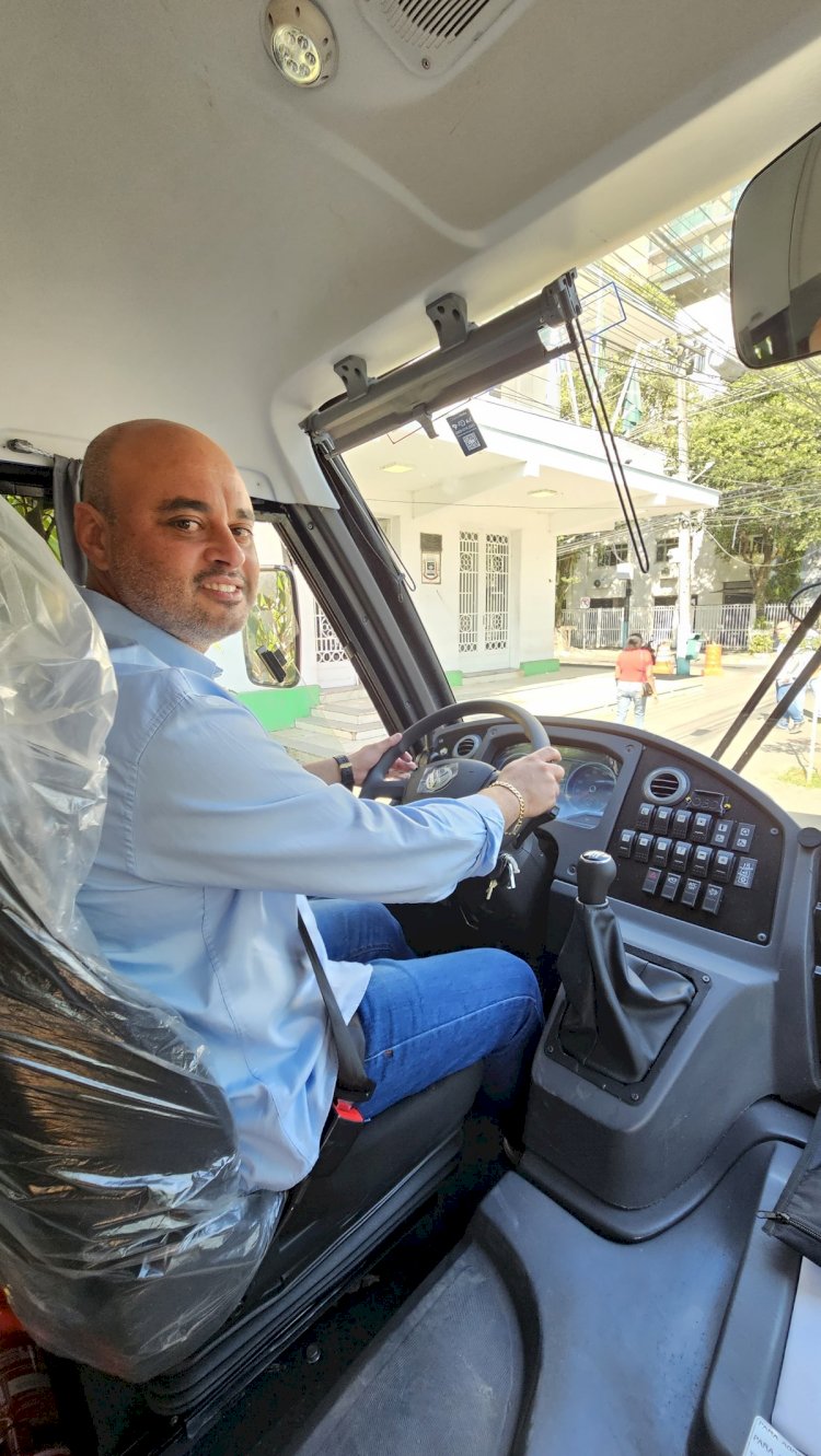 Prefeitura de Três Rios recebe micro-ônibus para fortalecer o transporte de pacientes do SUS