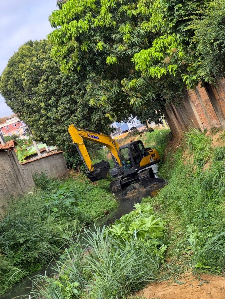 Prefeitura de Três Rios amplia capacidade de drenagem com desassoreamento de córrego na Vila Isabel