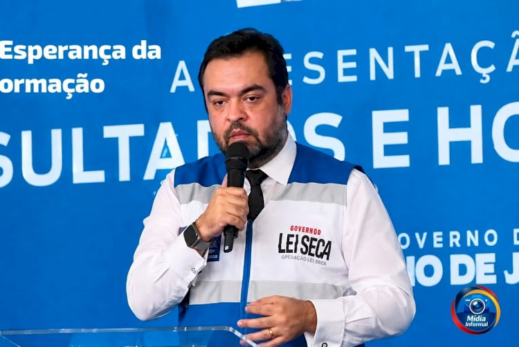 Auditoria aponta que ex-governador Cláudio Castro gastou R$ 25,7 milhões em livros infantis para conscientizar jovens sobre Lei Seca.