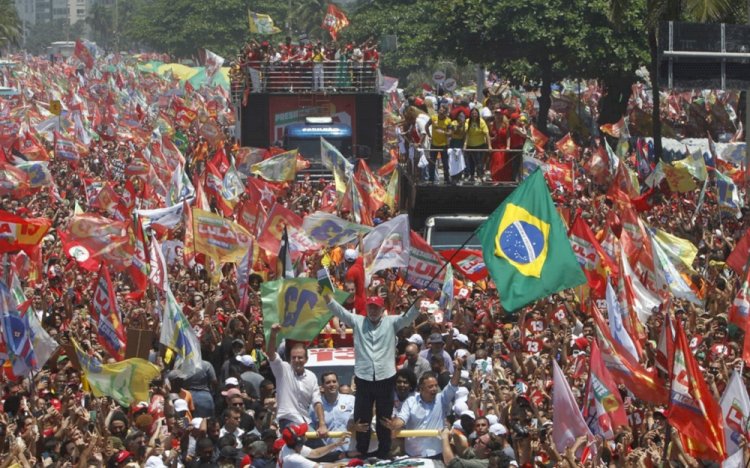 Em virada histórica, Lula vence disputa e é reeleito presidente do Brasil